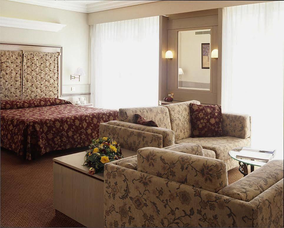 אתונה Holiday Suites מראה חיצוני תמונה
